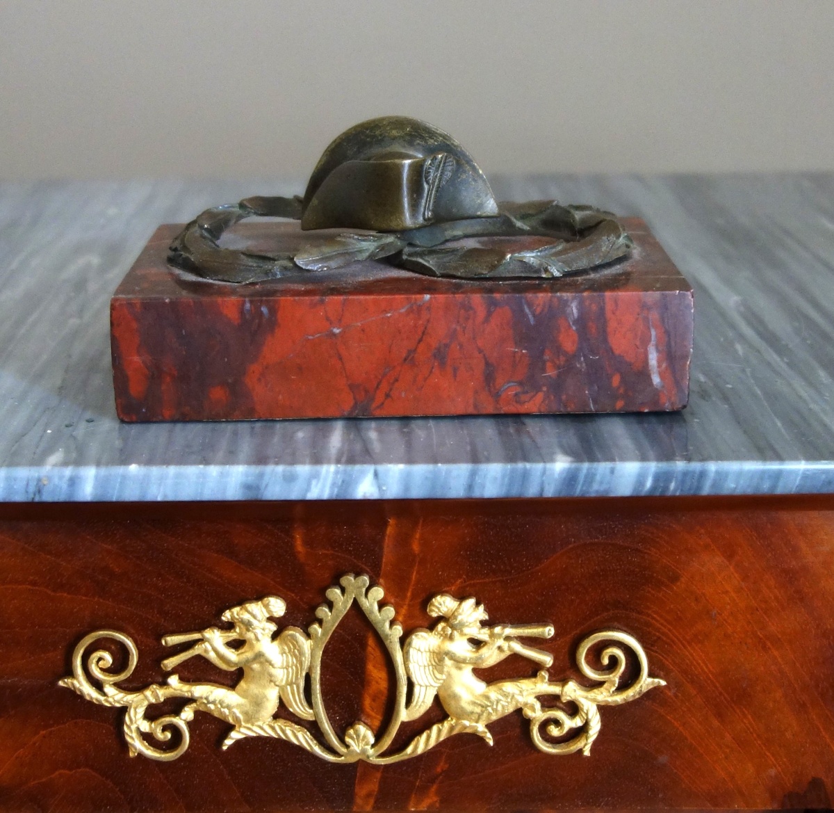 Détail — Presse-papier Empire, le bicorne de Napoléon - bronze patiné et marbre rouge griotte - vers 1840