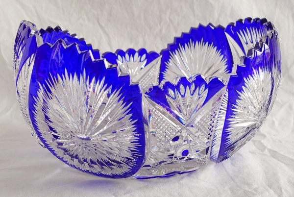 Détail — Jardinière ou coupe en cristal de Baccarat overlay bleu cobalt richement taillé
