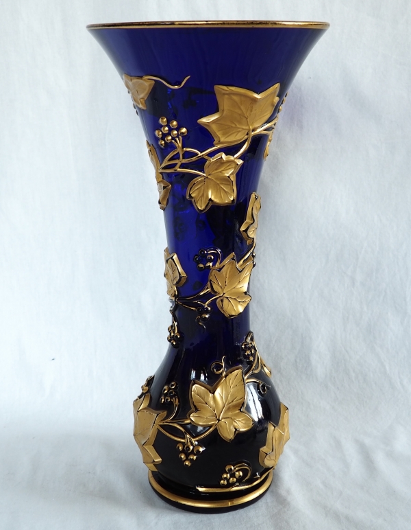 Détail — Grand vase en cristal de Baccarat bleu cobalt, modèle à guirlande de lierre doré