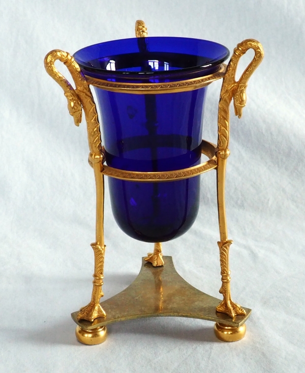Détail — Vase en athénienne d'époque Empire, bronze doré et cristal bleu, décor aux cols de cygnes
