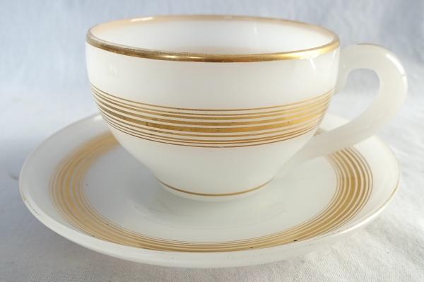 Détail — Baccarat - tasse à chocolat, opaline savonneuse rehaussée de filets or - vers 1850