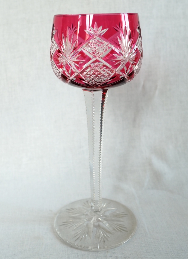 Détail — 6 verres à vin du Rhin en cristal de Baccarat, modèle Hyères, cristal overlay rose