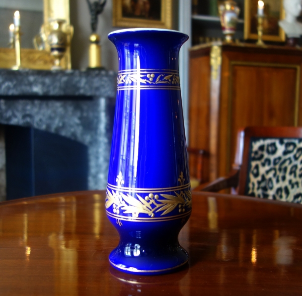 Détail — Baccarat - grand vase en cristal overlay bleu et or doublé d'opaline - 25cm