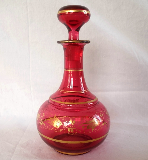 Détail — Carafe à vin ou liqueur en cristal de Baccarat rouge et or, époque Napoléon III