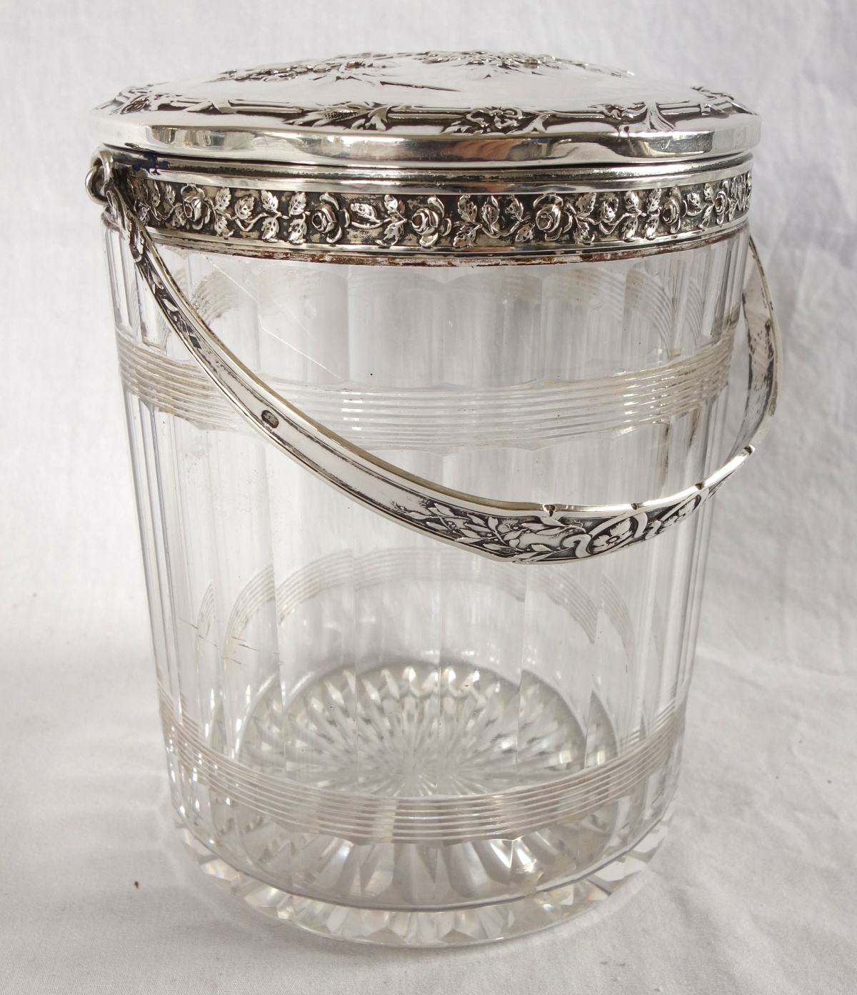 Détail — Boîte à biscuits en cristal de Baccarat et argent massif, poinçon Minerve