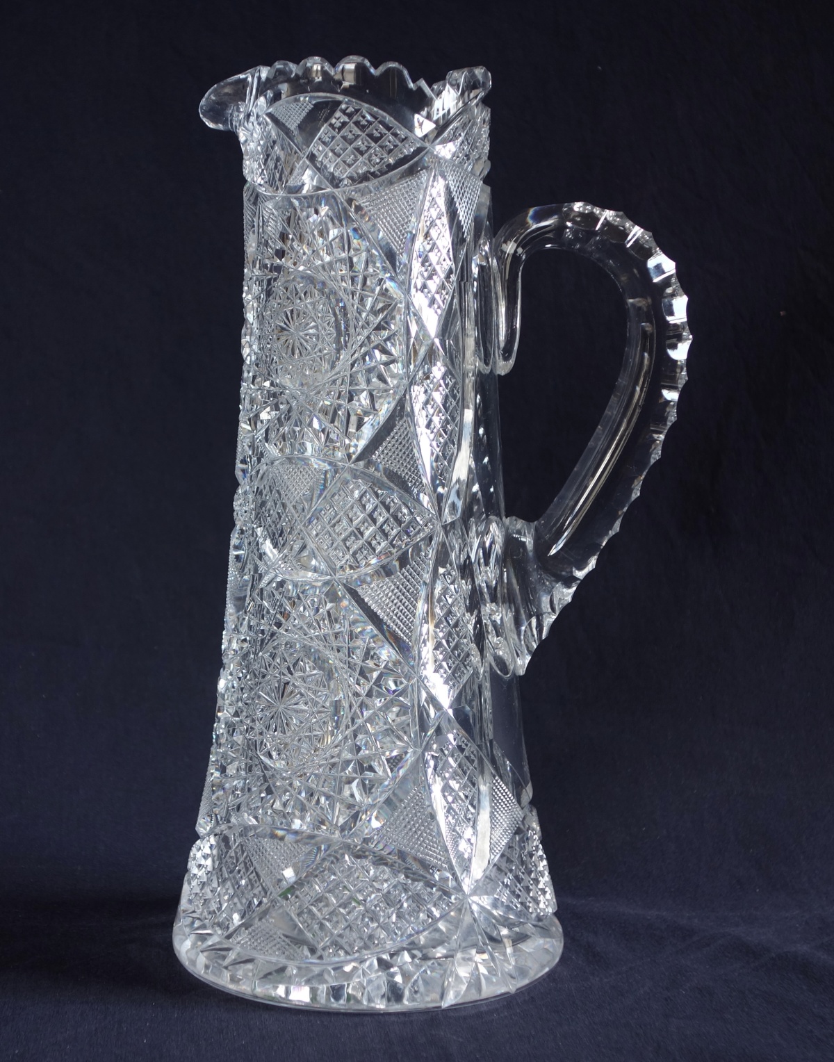 Détail — Canette, broc, carafe en cristal de Baccarat richement taillé vers 1900