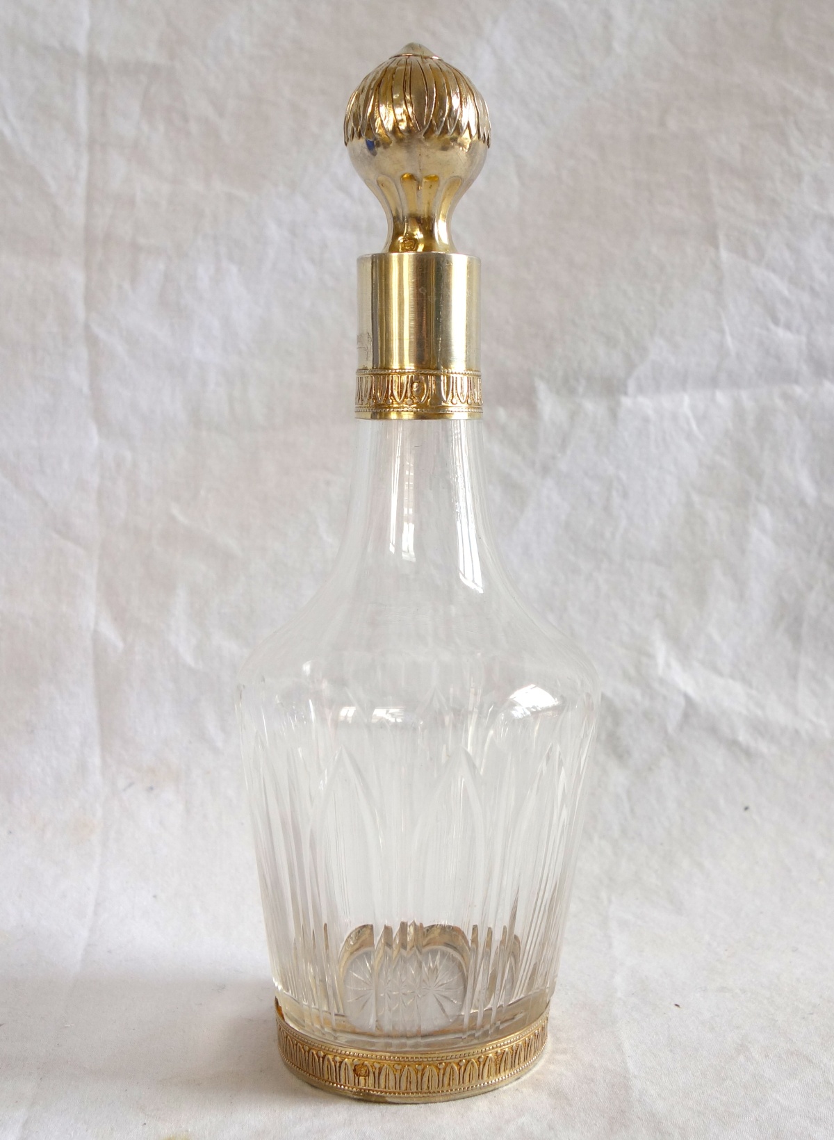 Détail — Carafe à liqueur en cristal de Baccarat taillé monture en vermeil - argent massif poinçon Minerve