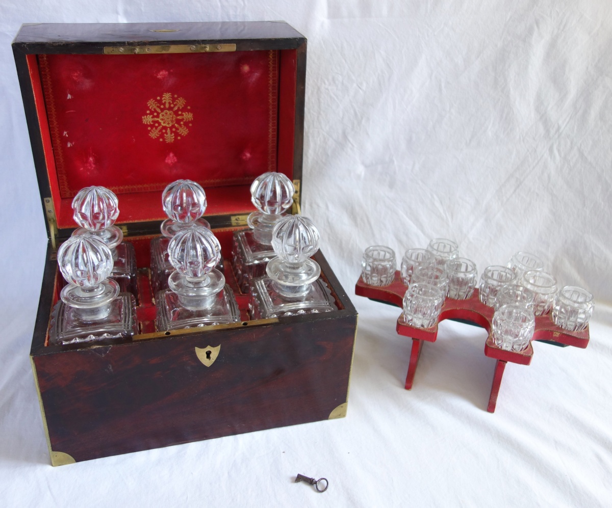 Détail — Cave à liqueur d'époque Empire en cristal du Creusot et acajou - complète avec ses verres