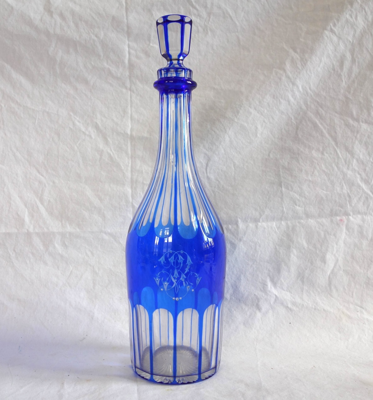 Détail — Carafe de fantaisie forme bouteille en cristal de Baccarat overlay bleu cobalt - monogramme