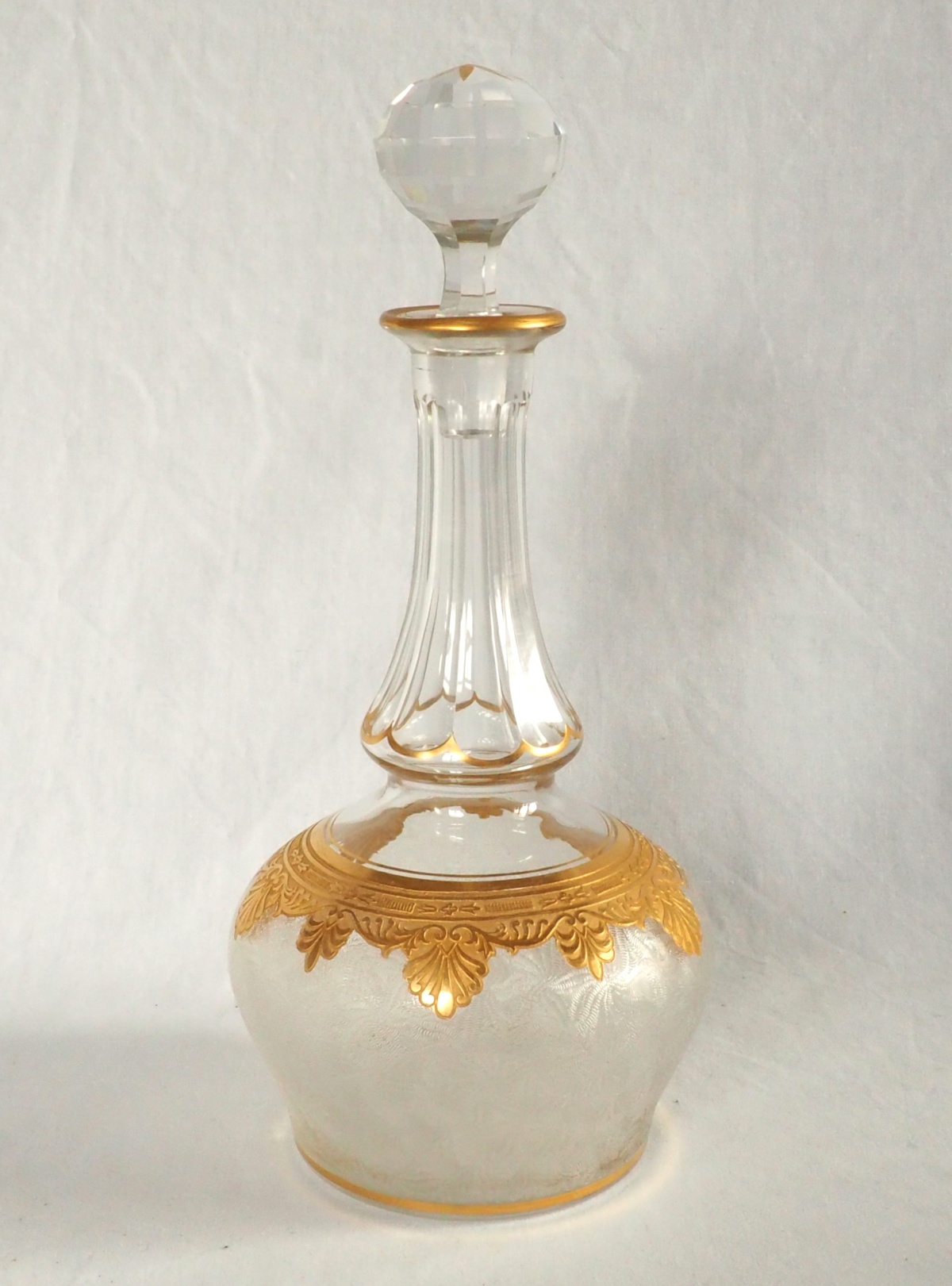 Détail — Carafe en cristal de St Louis gravé et doré à l'or fin - modèle Nelly de style Empire