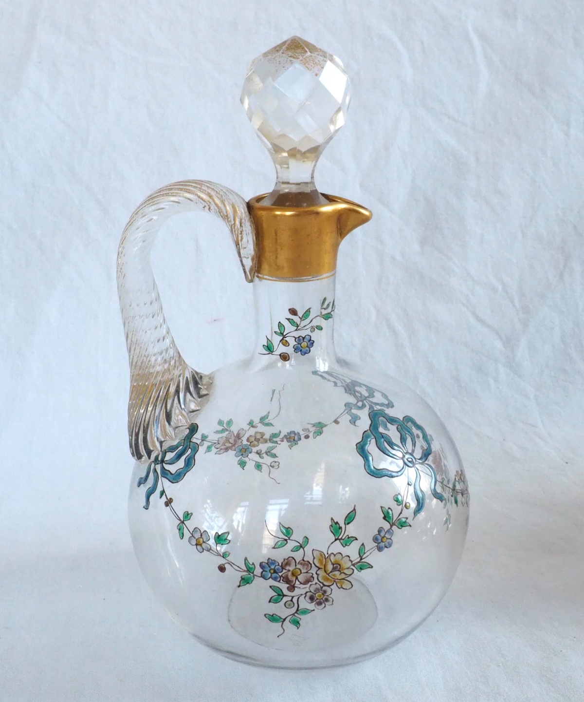 Détail — Carafe à liqueur en cristal de Baccarat émaillé et doré, style Louis XVI