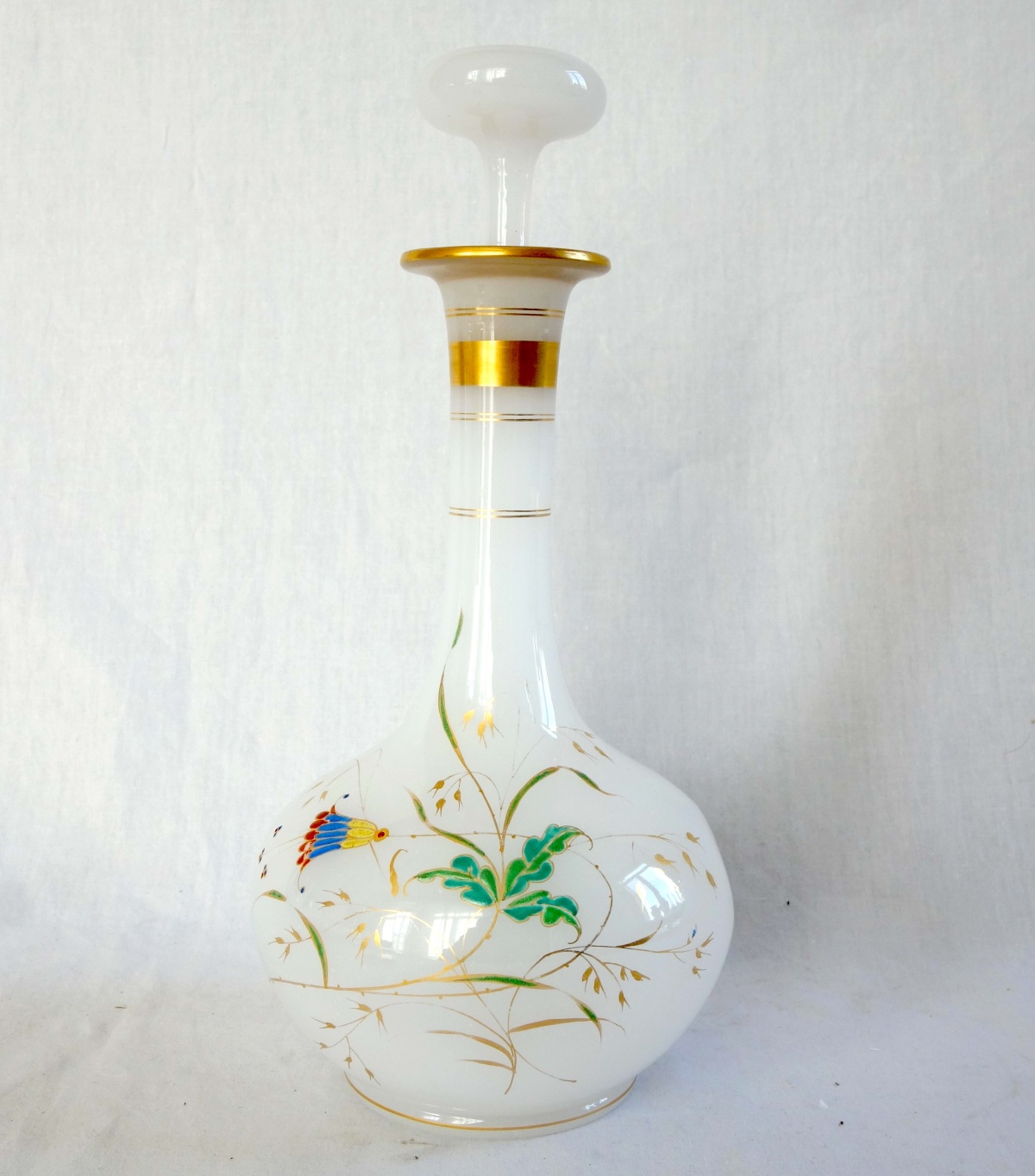 Détail — Cristal de Baccarat : carafe à vin en opaline à décor japonisant émaillé et or