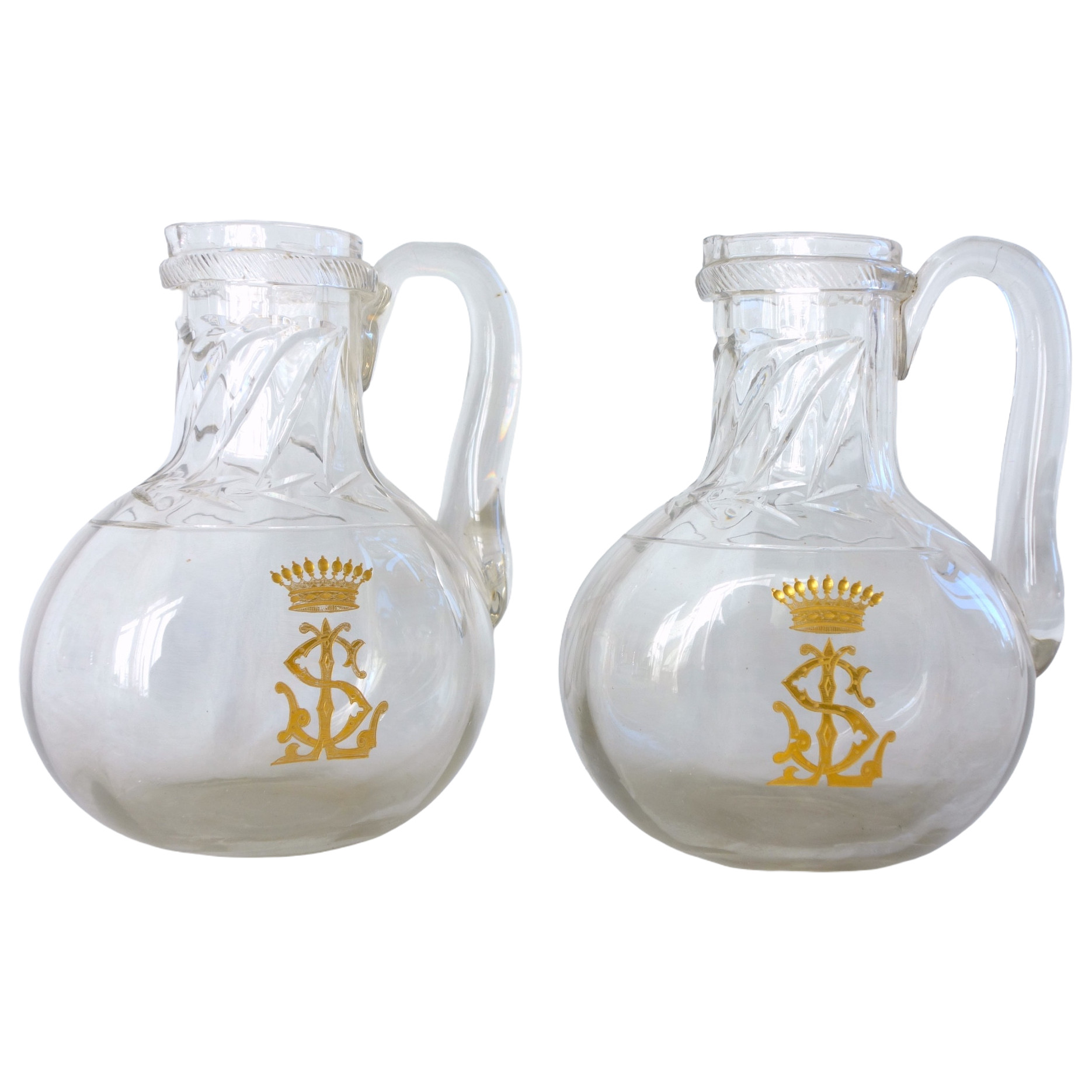 Paire de pichets à eau en cristal de Saint Louis modèle Cluny gravé doré couronne comtale