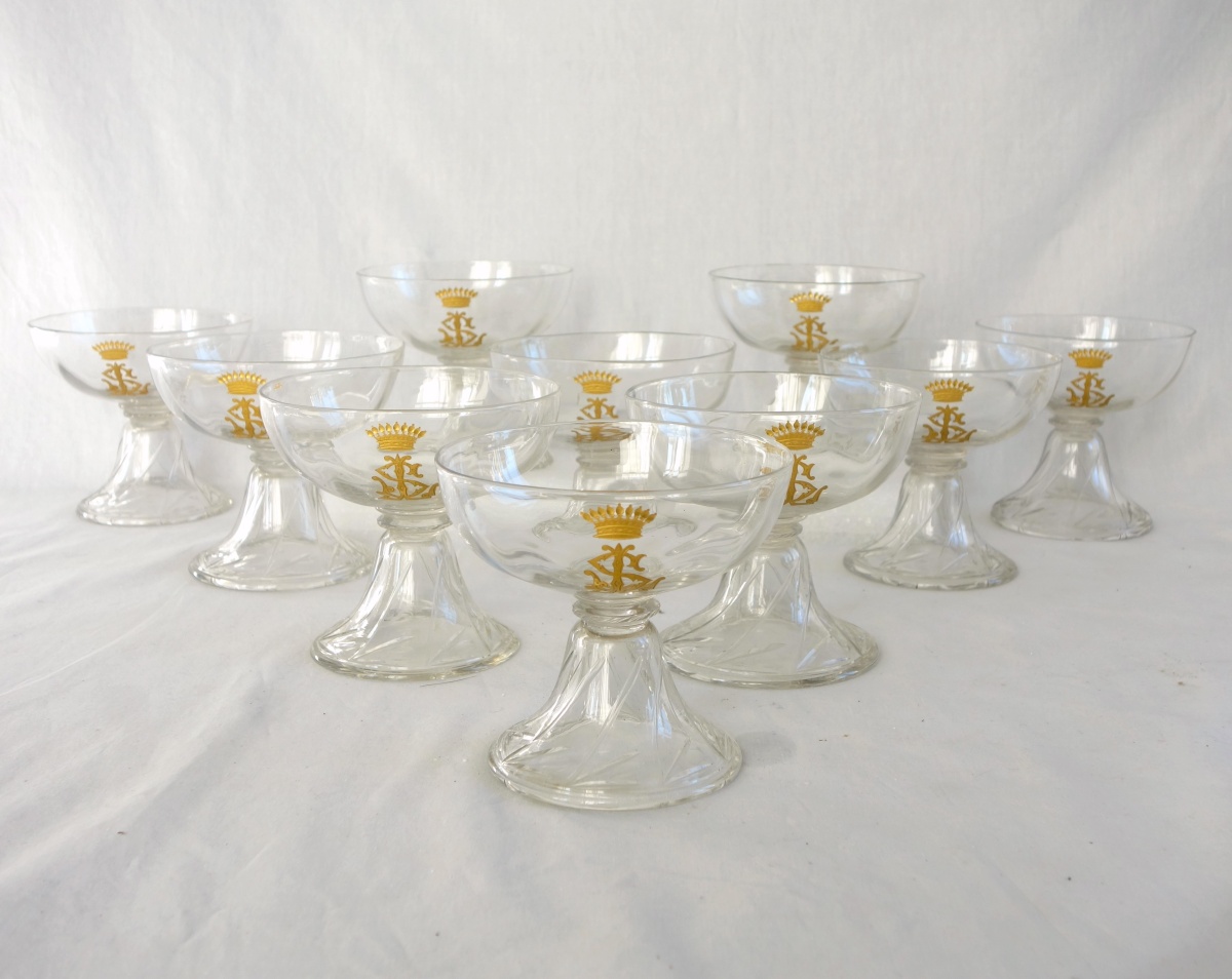 Détail — Suite de 10 coupes à champagne en cristal de St Louis uni gravé doré - couronne comtale