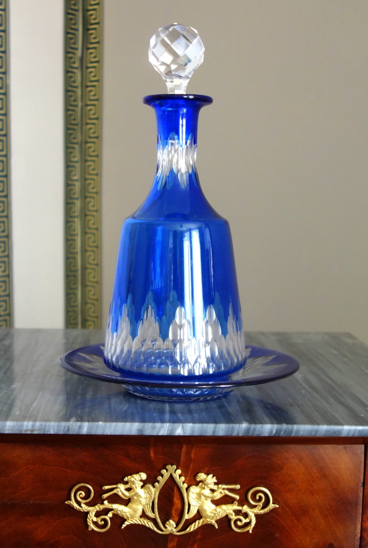 Détail — Carafe en cristal de Baccarat taillé doublé bleu et sa soucoupe, modèle Champigny