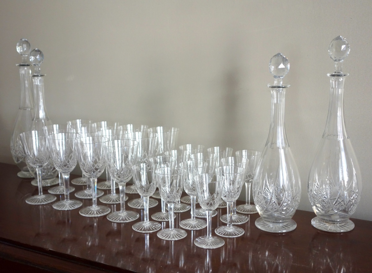 Détail — Service de verres pour 12 & 4 carafes, cristal de Baccarat taillé, modèle Epron