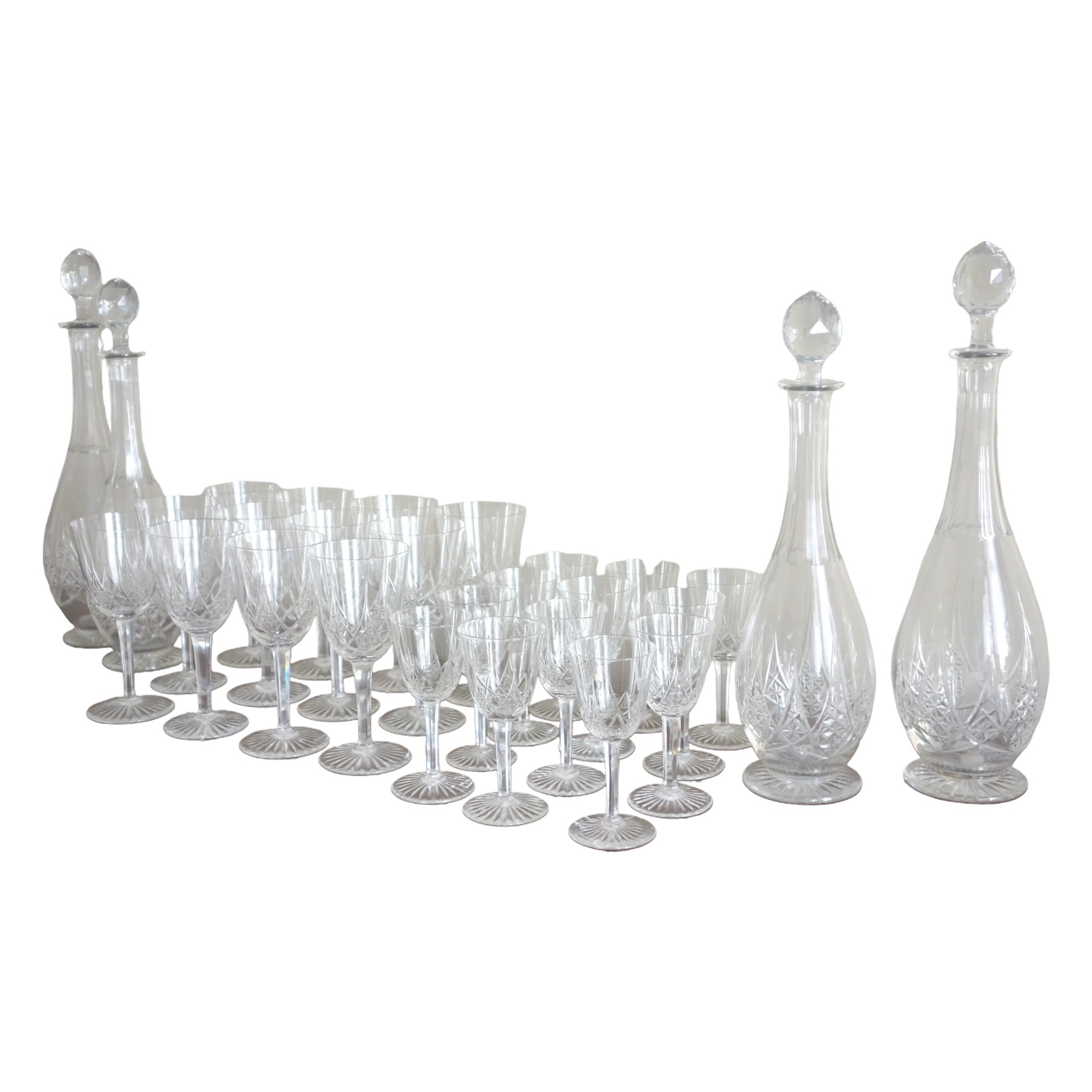 Service de verres pour 12 & 4 carafes, cristal de Baccarat taillé, modèle Epron