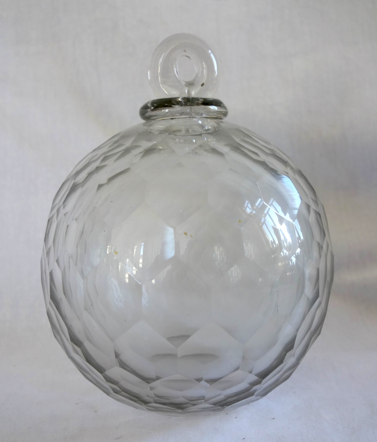 Détail — Grande boule de lustre en cristal ou verre taillé - début XIXe siècle - hauteur 17cm