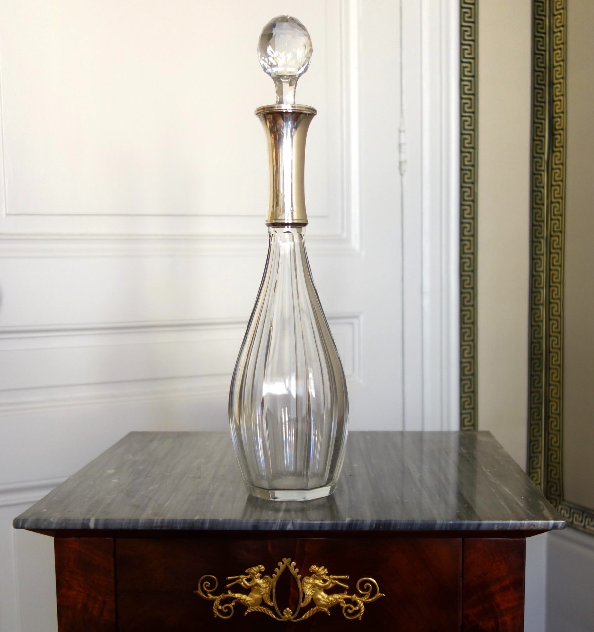 Détail — Carafe à vin en cristal de Baccarat taillé modèle Malmaison montée argent massif - poinçon Minerve