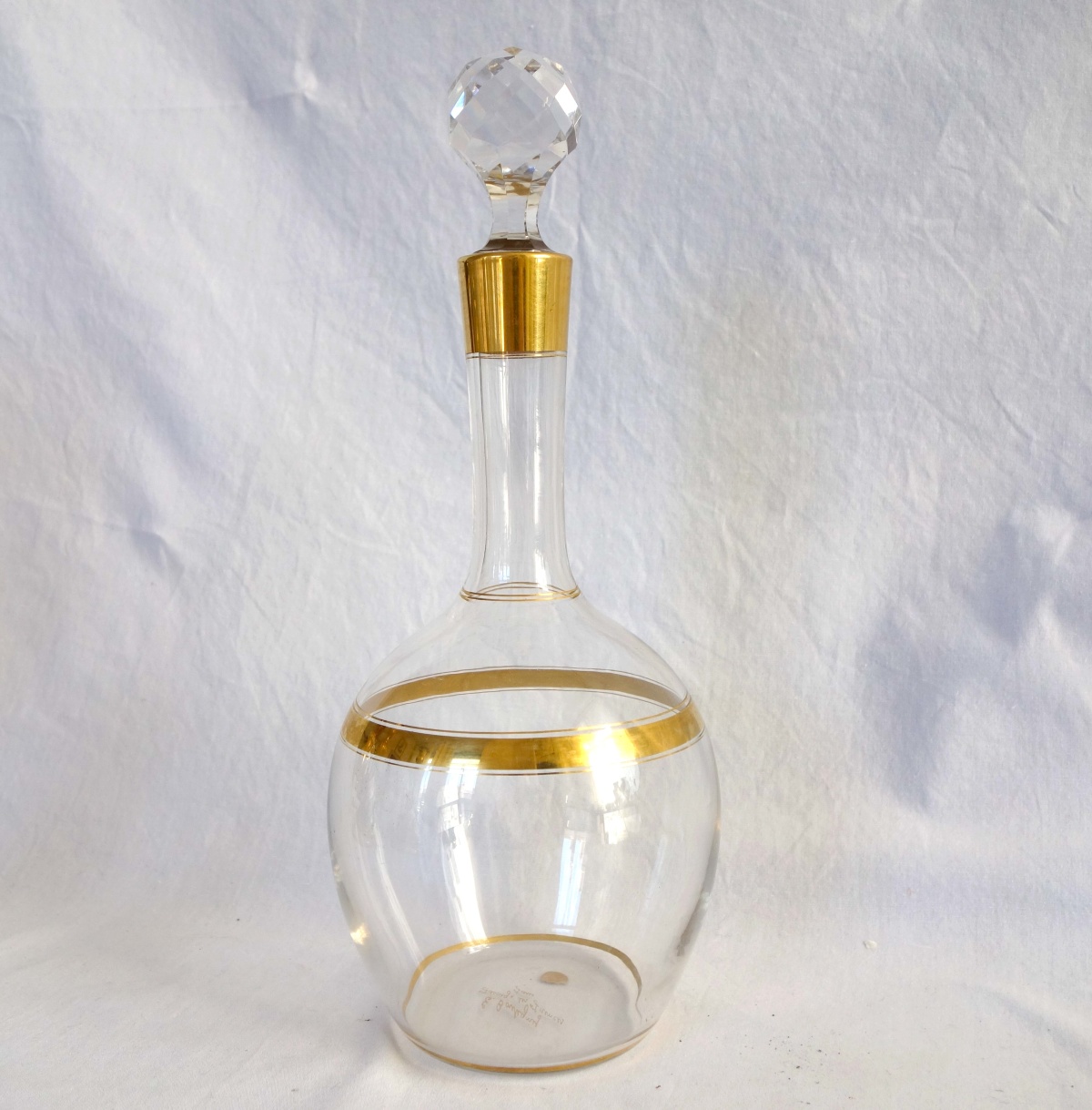 Détail — Baccarat crystal wine bottle enhanced with fine gold - original paper sticker