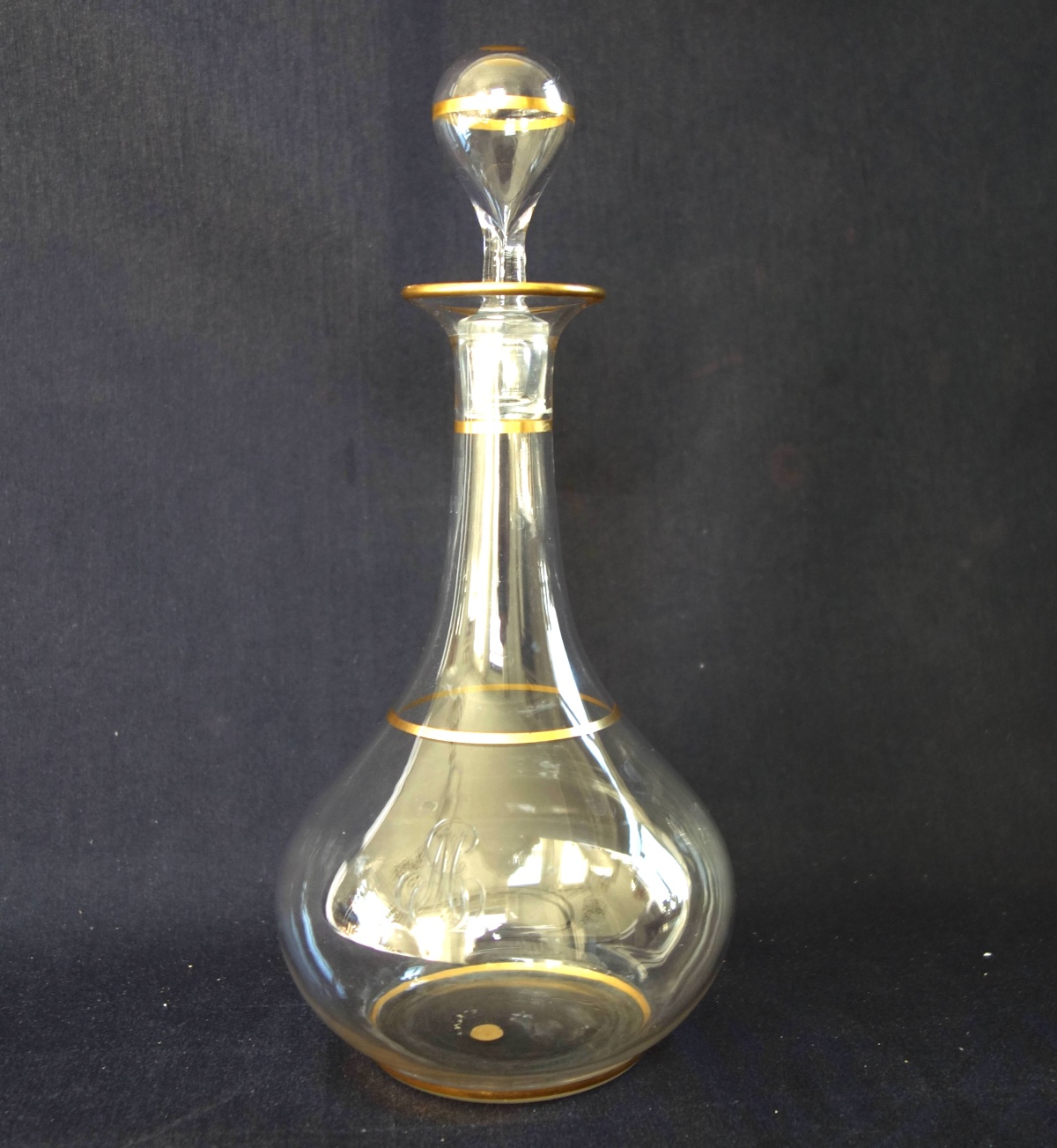 Détail — Baccarat crystal wine bottle enhanced with fine gold - original paper sticker
