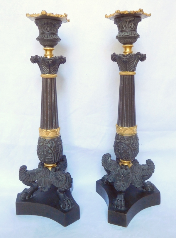 Détail — Paire de bougeoirs flambeaux tripodes en bronze patiné et doré au mercure, époque Empire Restauration