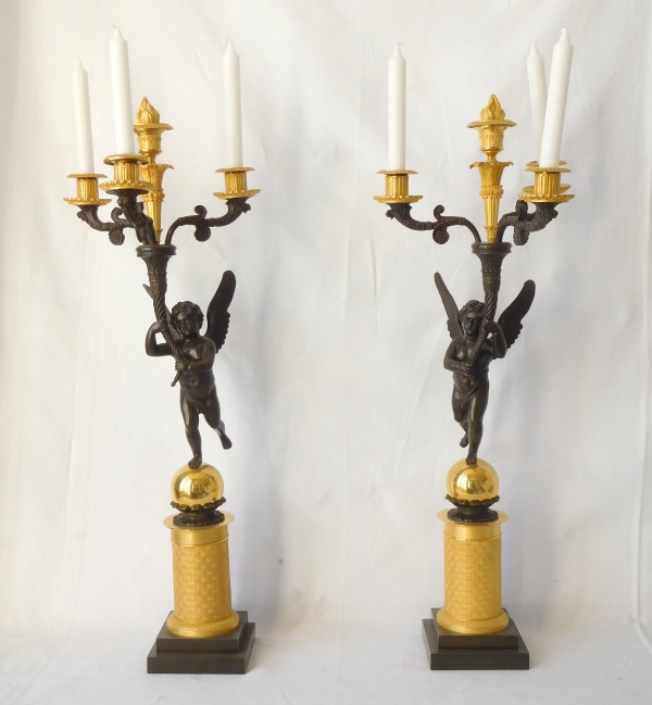 Détail — Paire de grands candélabres Empire en bronze doré aux enfants ailés attribués à Gérard Jean Galle