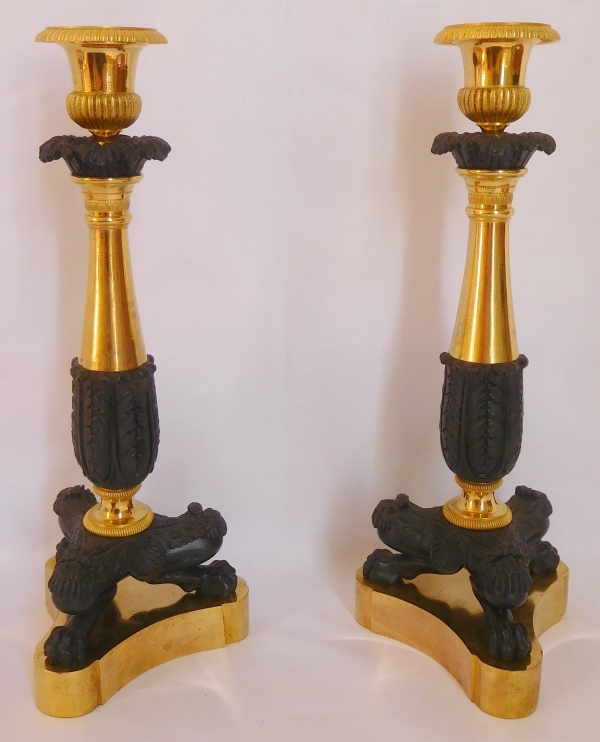 Détail — Paire de flambeaux / bougeoirs Empire en bronze doré au mercure & patiné, époque Restauration