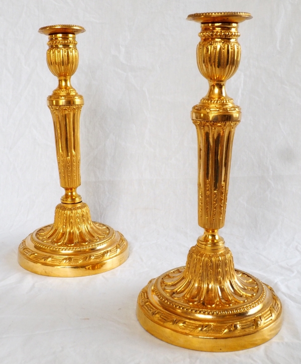 Détail — Paire d'importants bougeoirs flambeaux Louis XVI en bronze doré - 30cm