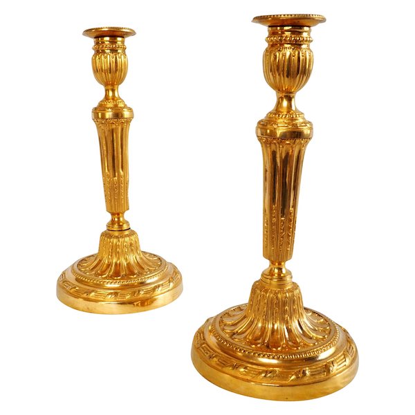 Paire d'importants bougeoirs flambeaux Louis XVI en bronze doré - 30cm