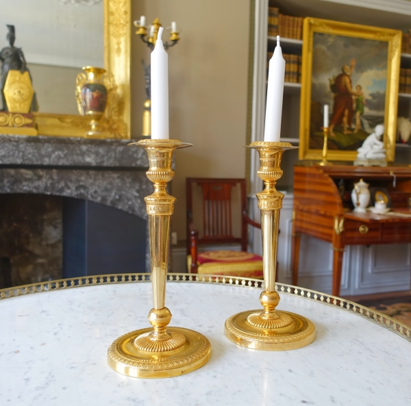 Detail — Ravrio : paire de flambeaux d'époque Empire en bronze doré modèle du Château de Fontainebleau