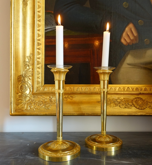 Détail — Paire de bougeoirs flambeaux en bronze doré au mercure d'époque Empire