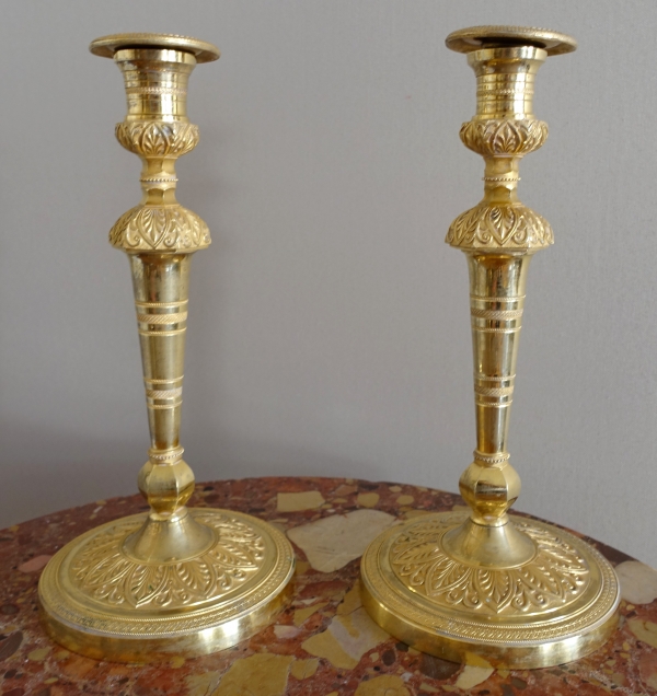 Détail — Paire de flambeaux bougeoirs Empire en bronze doré au mercure - travail Russe ou Suédois