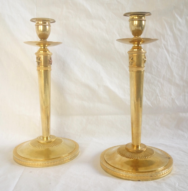 Détail — Claude Galle - paire de flambeaux bougeoirs aux étoiles d'époque Empire, bronze doré au mercure