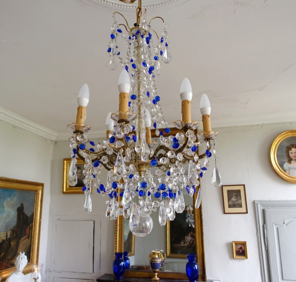 Détail — Lustre 8 feux en cristal de Baccarat blanc et bleu cobalt - style Louis XVI
