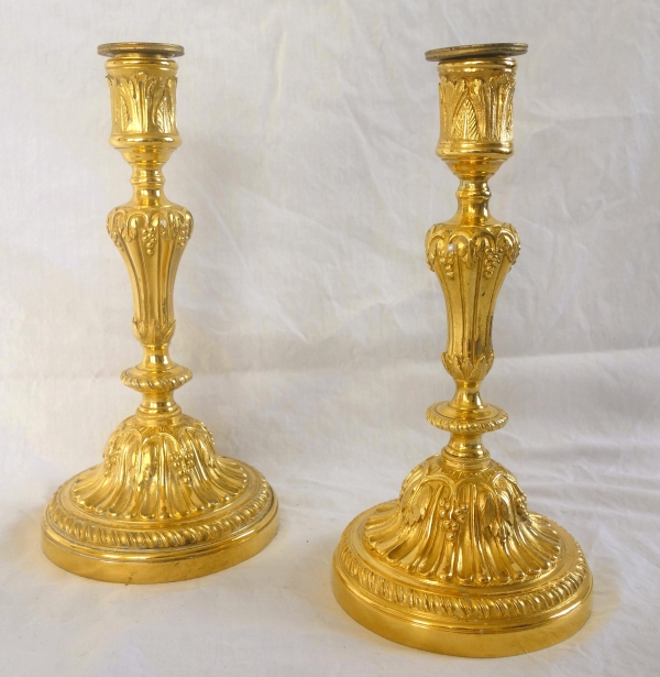 Détail — Paire de bougeoirs d'époque Louis XVI en bronze ciselé et doré à l'or fin