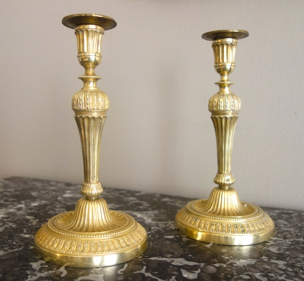 Détail — Paire de bougeoirs / flambeaux d'époque Louis XVI en bronze ciselé - XVIIIe siècle