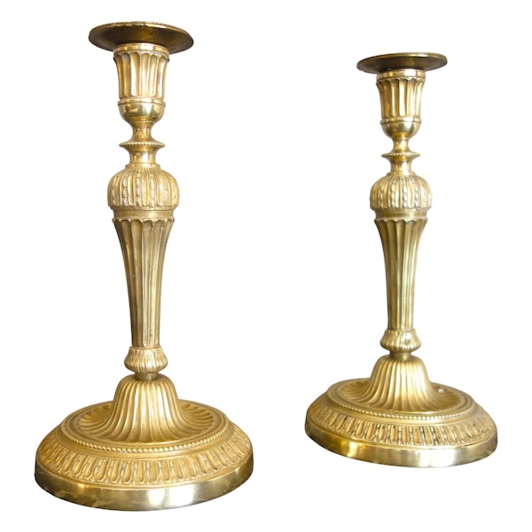Paire de bougeoirs / flambeaux d'époque Louis XVI en bronze ciselé - XVIIIe siècle