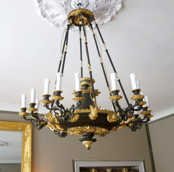 Détail — Grand lustre Empire en lampe antique à 18 feux, bronze doré & patiné, XIXe siècle vers 1830