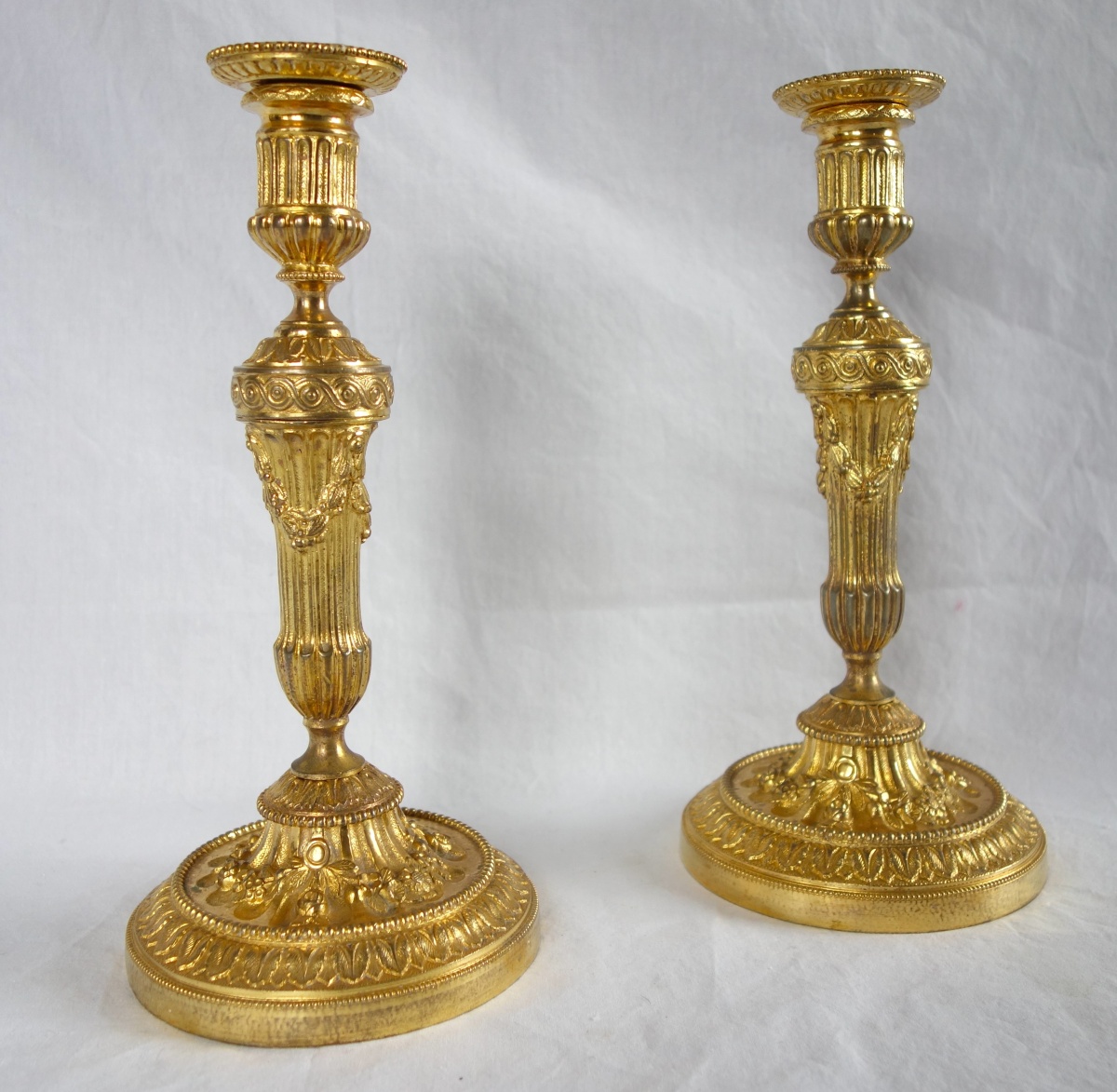 Détail — Paire de bougeoirs de style Louis XVI en bronze ciselé et doré à l'or fin