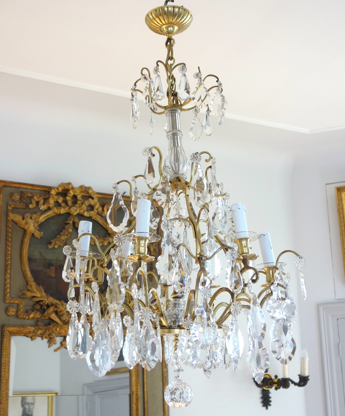 Détail — Lustre cage à 9 feux de style Louis XV, pampilles en cristal taillé de Baccarat