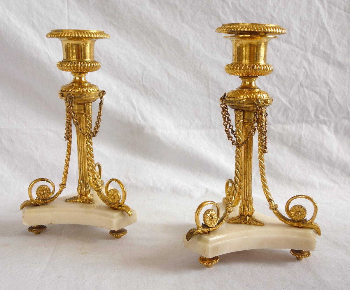 Détail — Paire de bougeoirs tripodes en bronze doré or fin et marbre - style Louis XVI