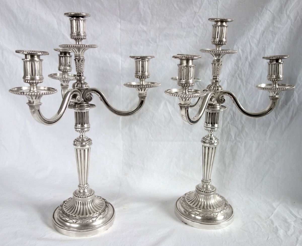 Détail — Paire de grands candélabres de style Louis XVI à 4 feux en bronze argenté