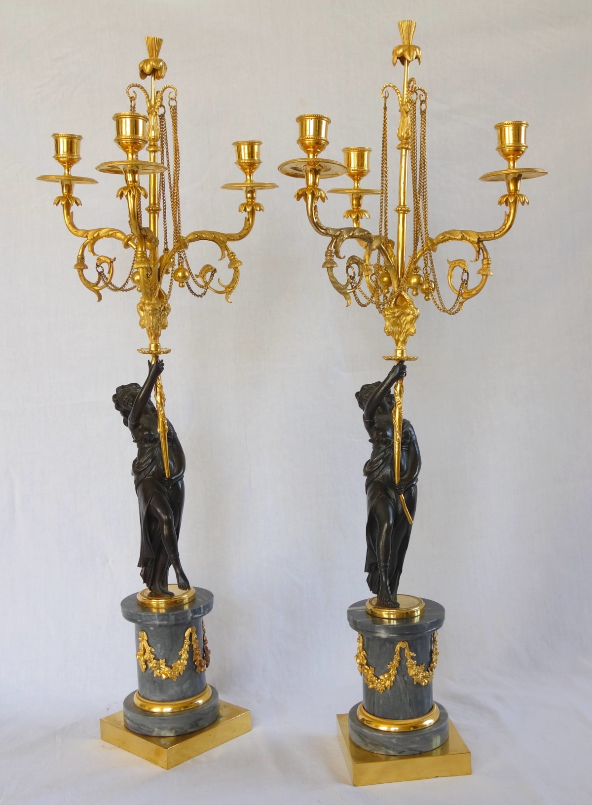 Détail — Paire de candélabres en marbre bleu turquin, bronze ciselé & doré au mercure d'époque Louis XVI