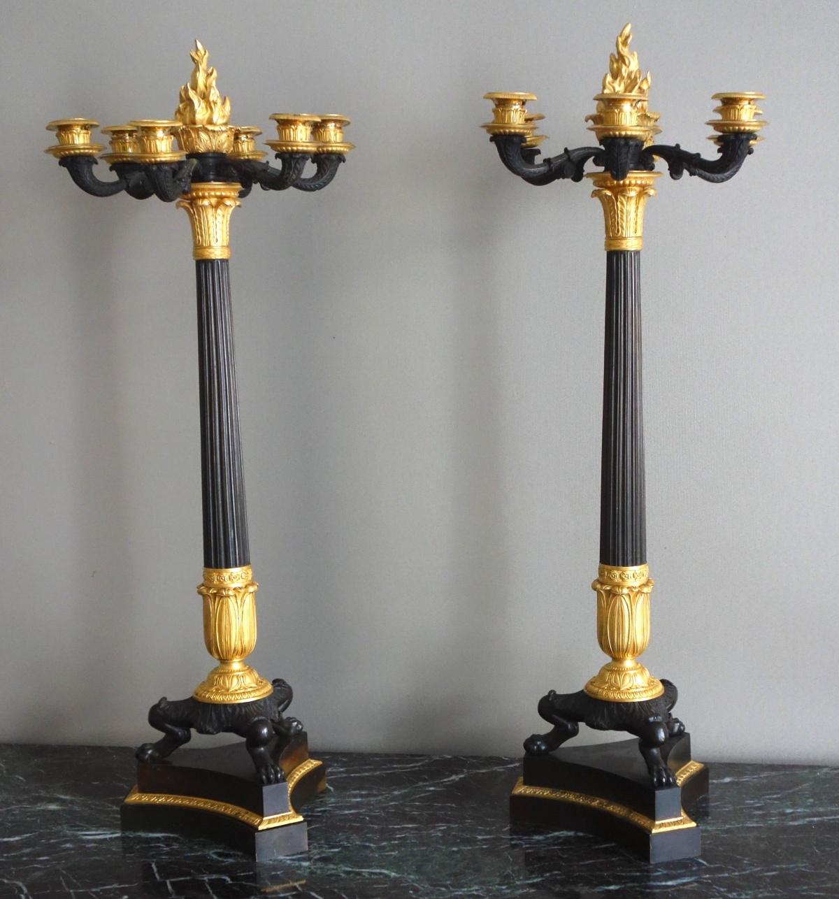 Détail — Paire de grands candélabres 6 feux en bronze patiné & doré mercure, époque Empire Restauration