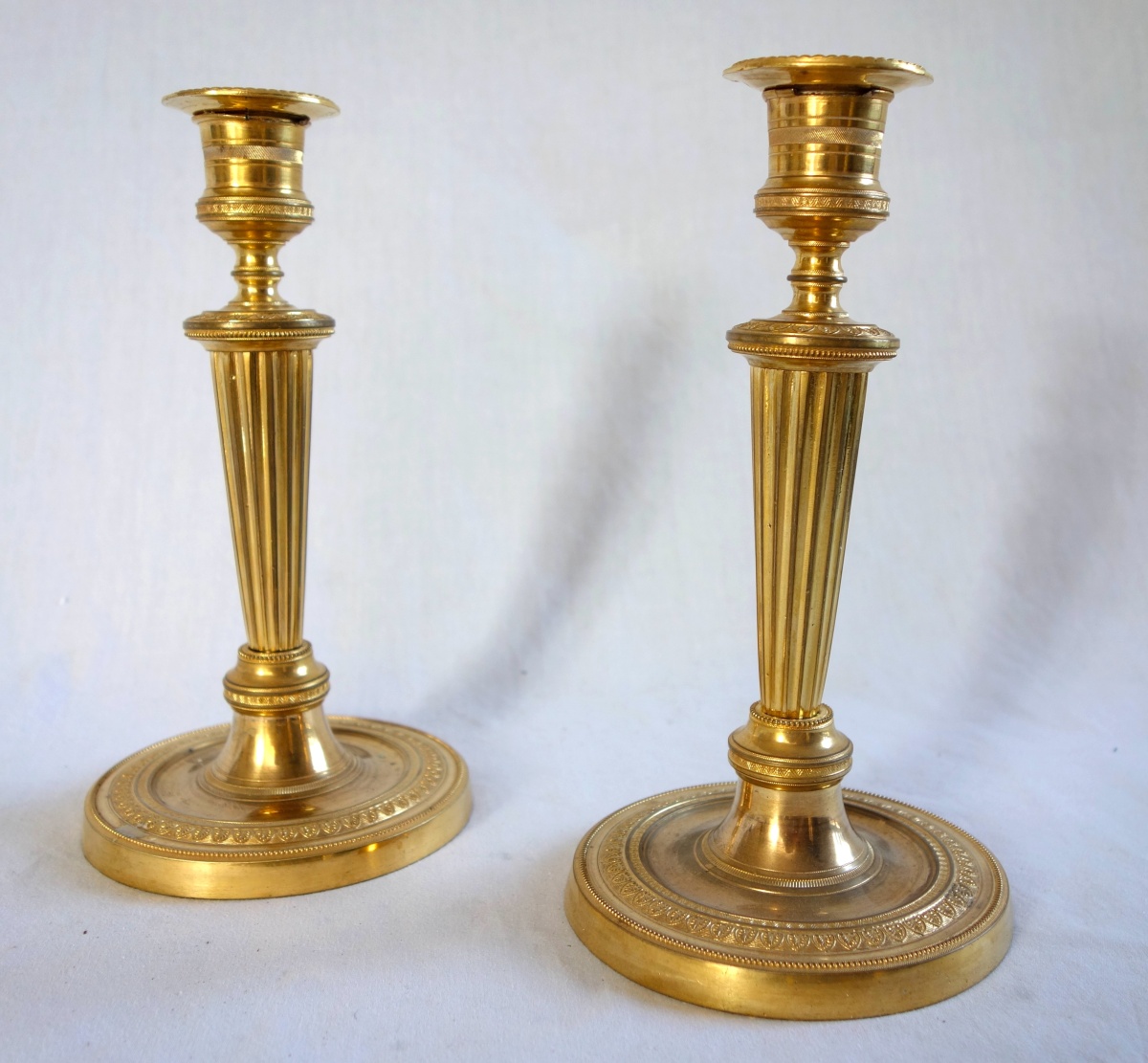 Détail — Paire de bougeoirs Louis XVI Empire vers 1800 en bronze ciselé et doré à l'or fin - 19cm