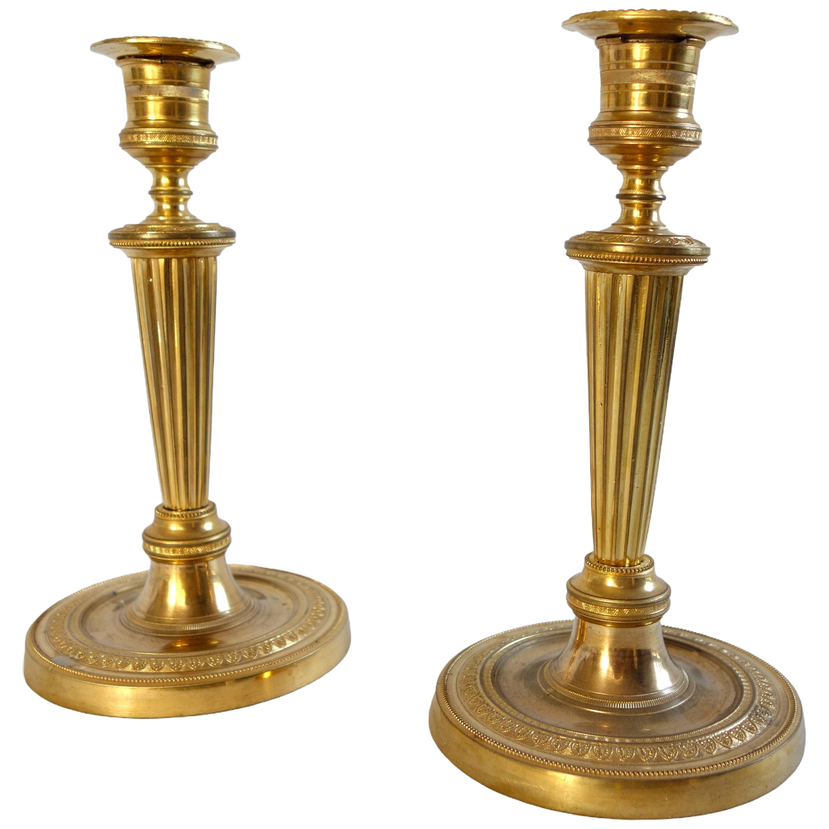 Paire de bougeoirs Louis XVI Empire vers 1800 en bronze ciselé et doré à l'or fin - 19cm