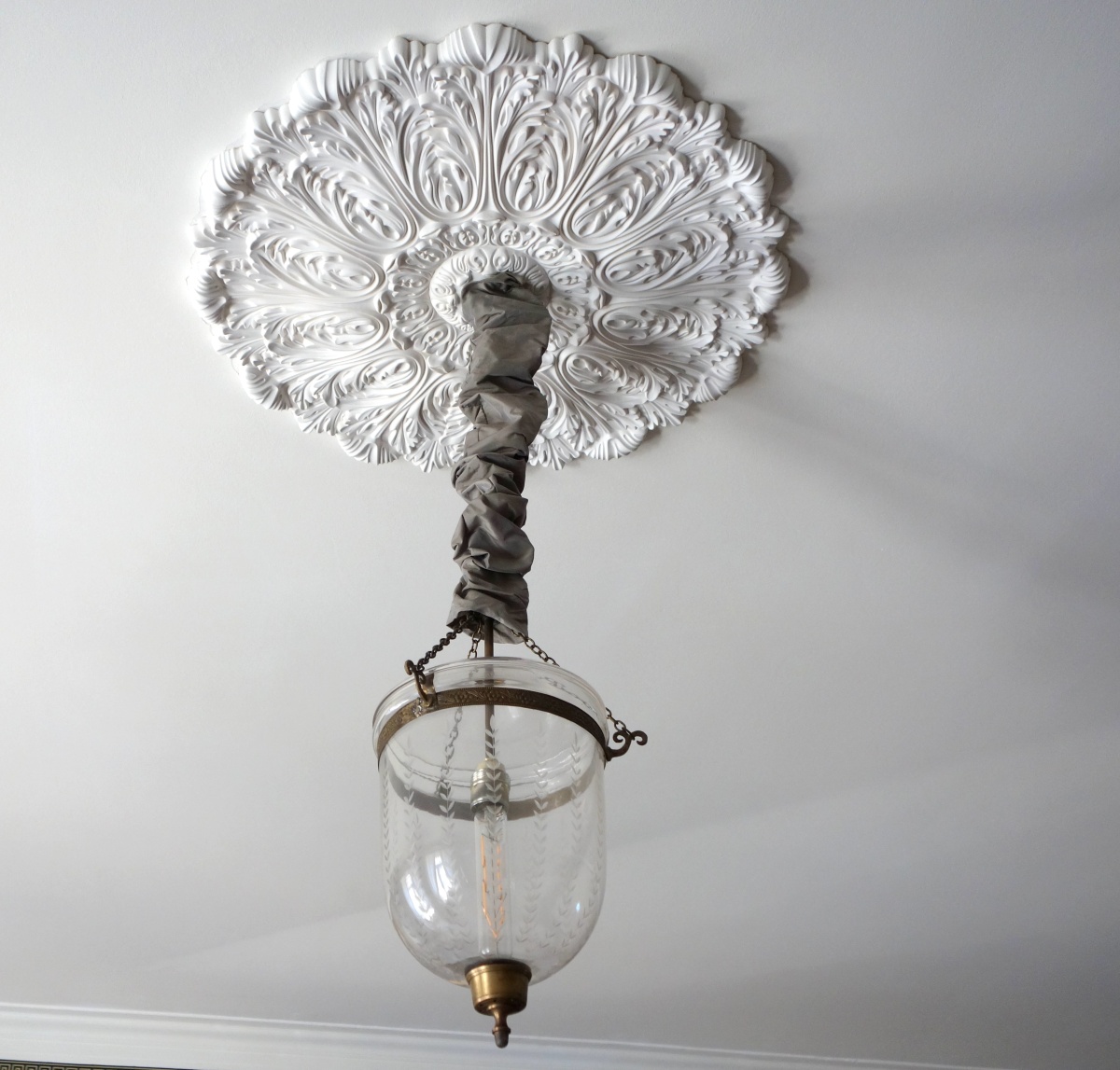 Détail — Neoclassical lantern for a vestibule, Louis XVI style
