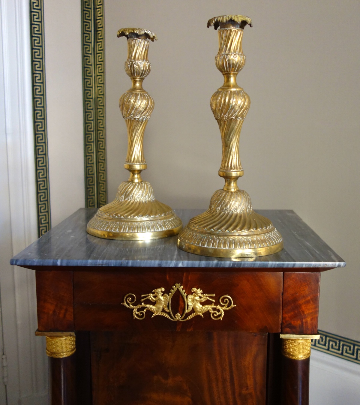 Détail — Paire de bougeoirs / flambeaux d'époque Louis XVI en bronze ciselé - XVIIIe siècle