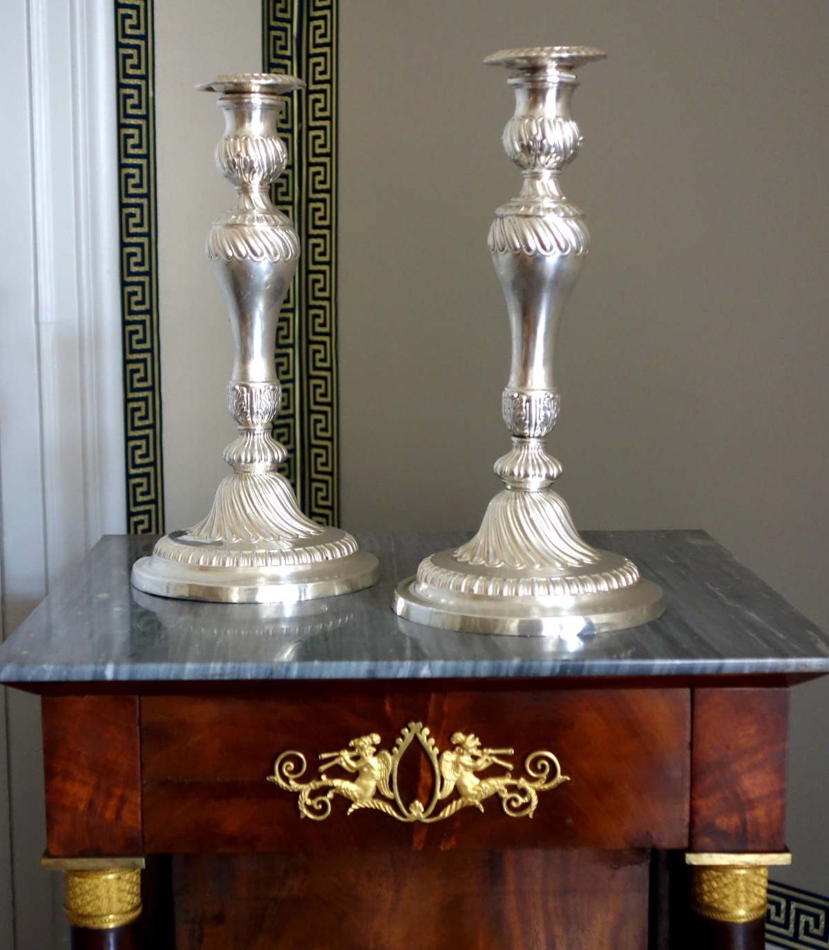Détail — Pair of silverplated bronze Louis XV style candlesticks, 19th century circa 1840